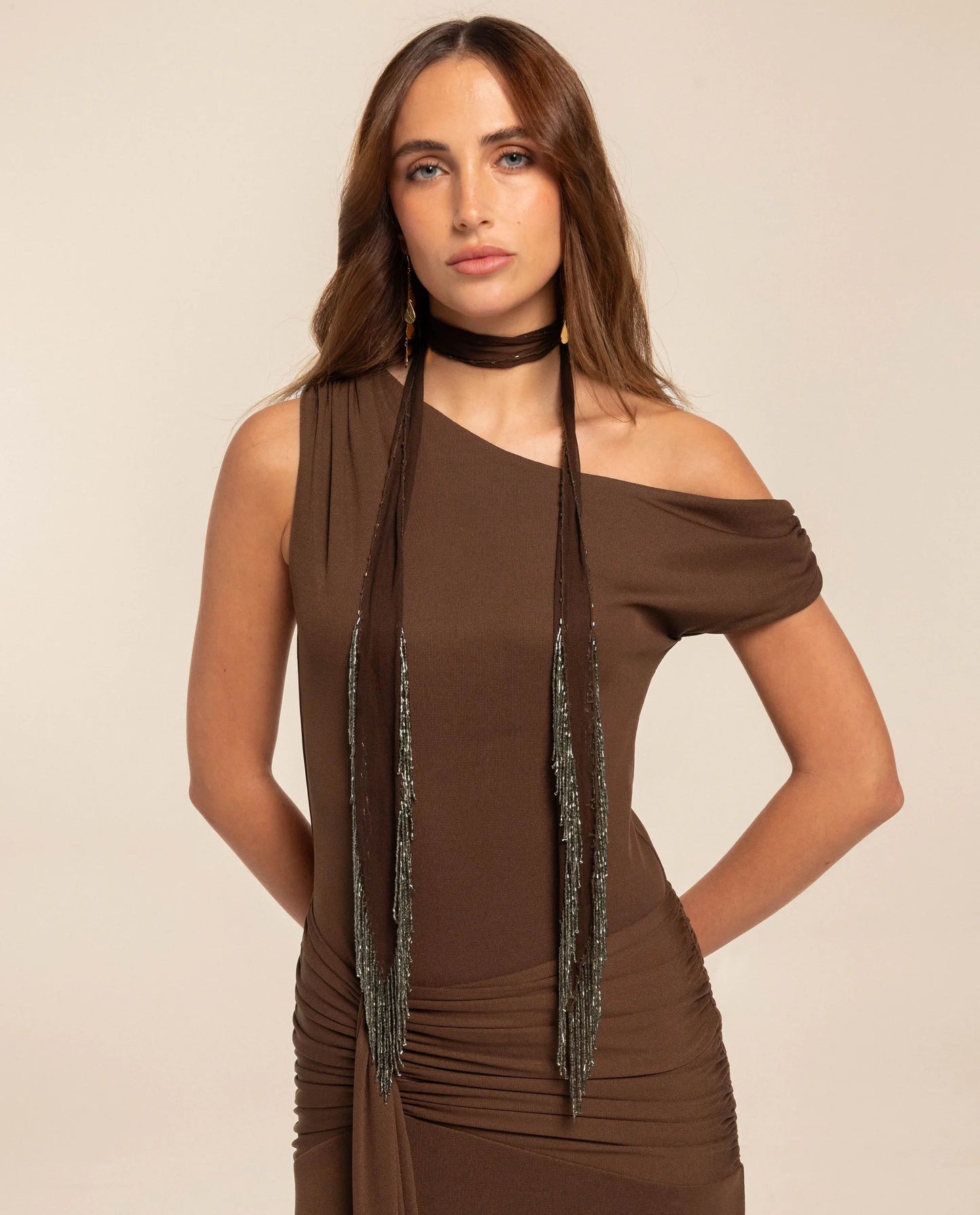 FOULARD CON FLECOS · MARRÓN