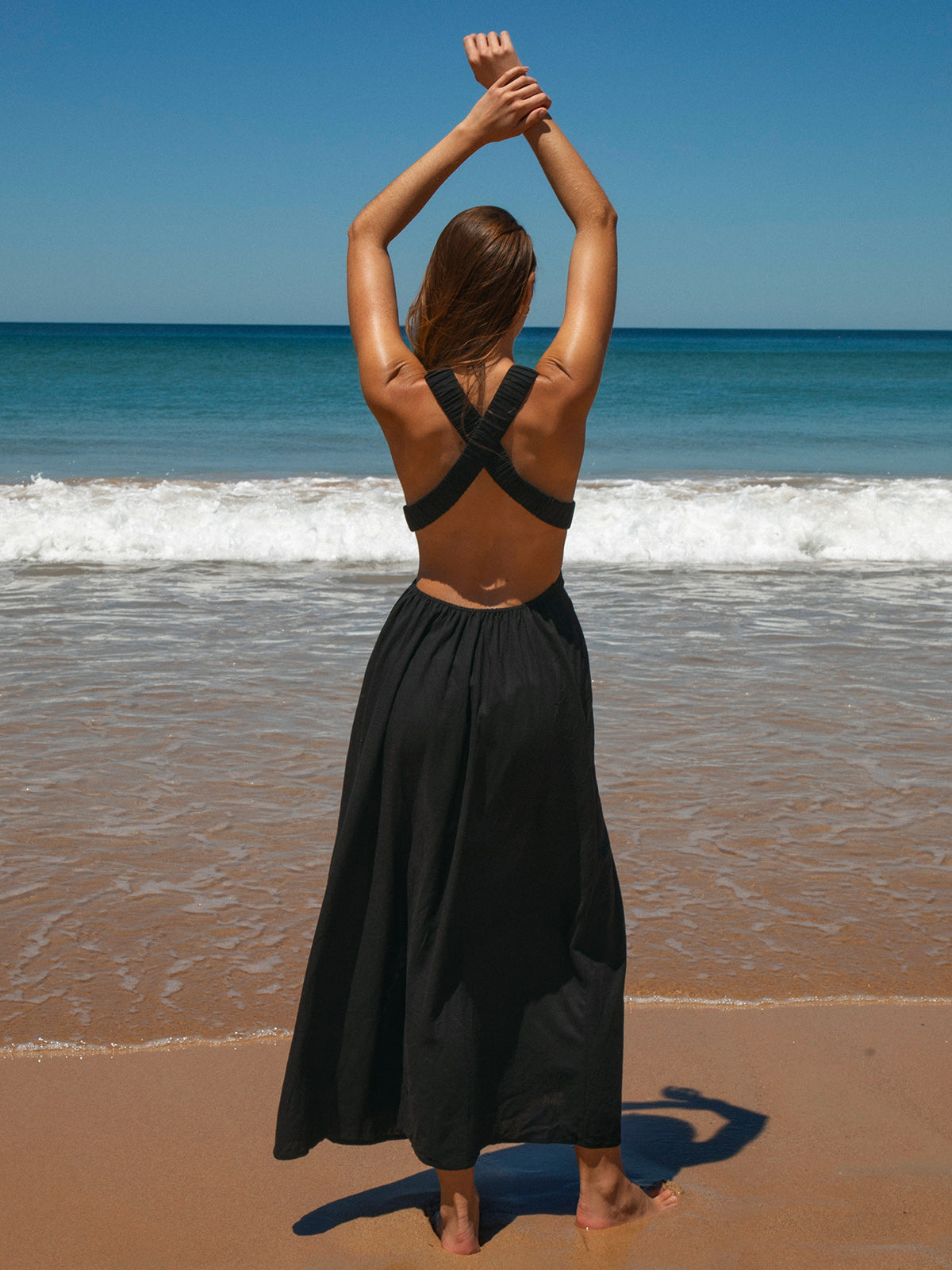 Vestido de Playa Plisado Negro con Escote en V