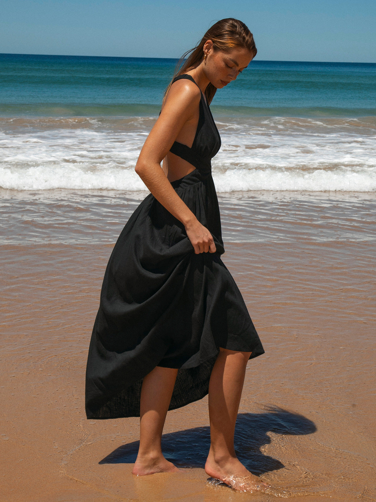 Vestido de Playa Plisado Negro con Escote en V