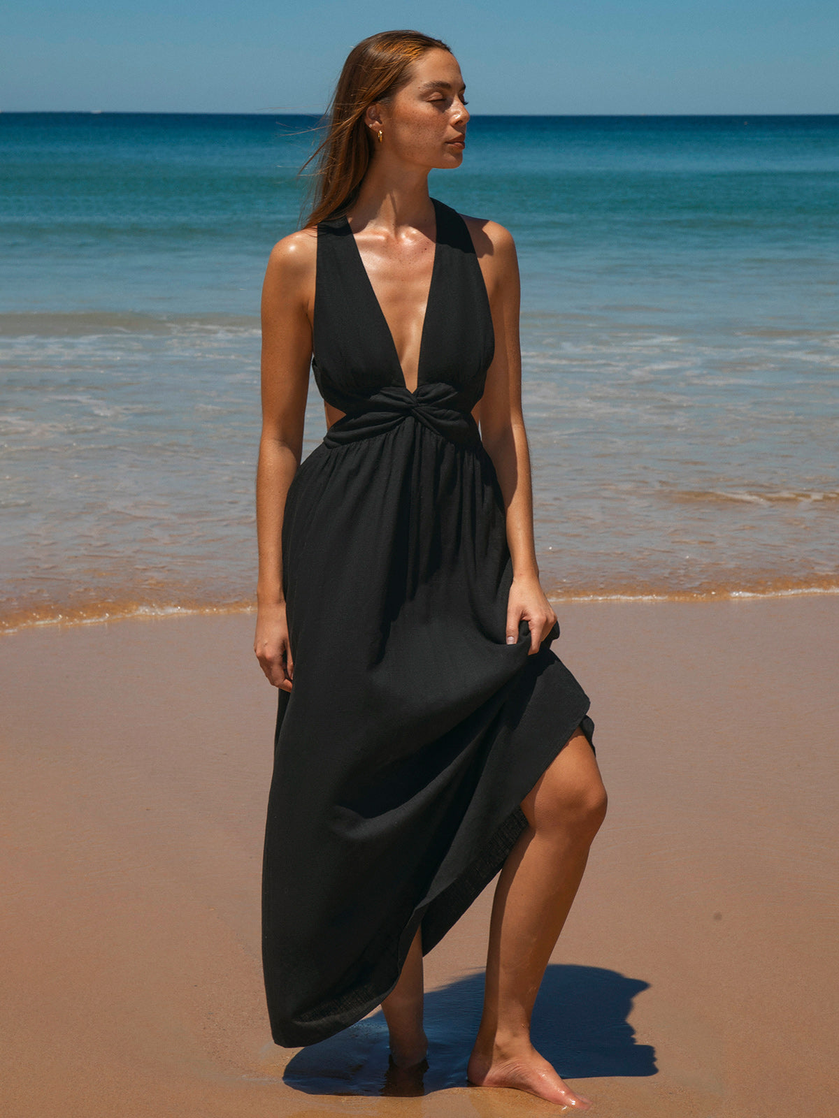 Vestido de Playa Plisado Negro con Escote en V